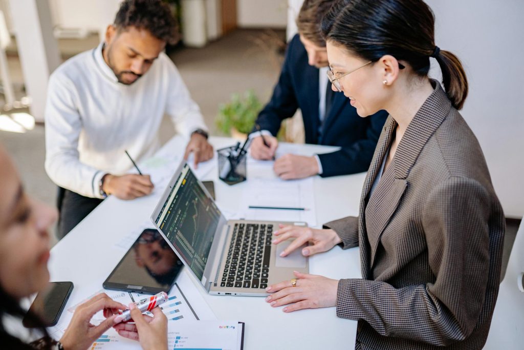 Navigating the Job Market: Opportunities at Leading Greek Corporations - Melhores oportunidade de emprego na Grécia