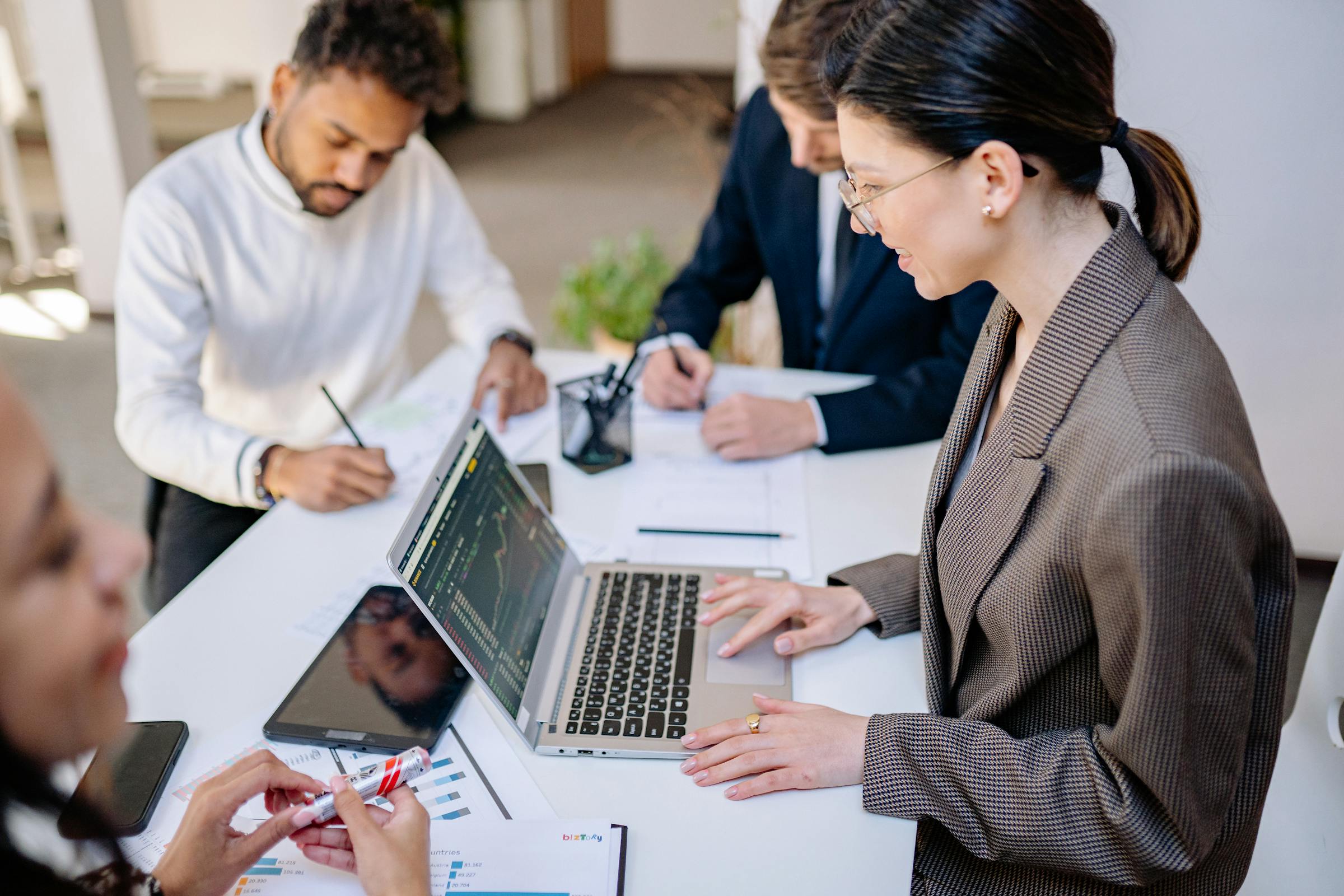 Navigating the Job Market: Opportunities at Leading Greek Corporations - Melhores oportunidade de emprego na Grécia