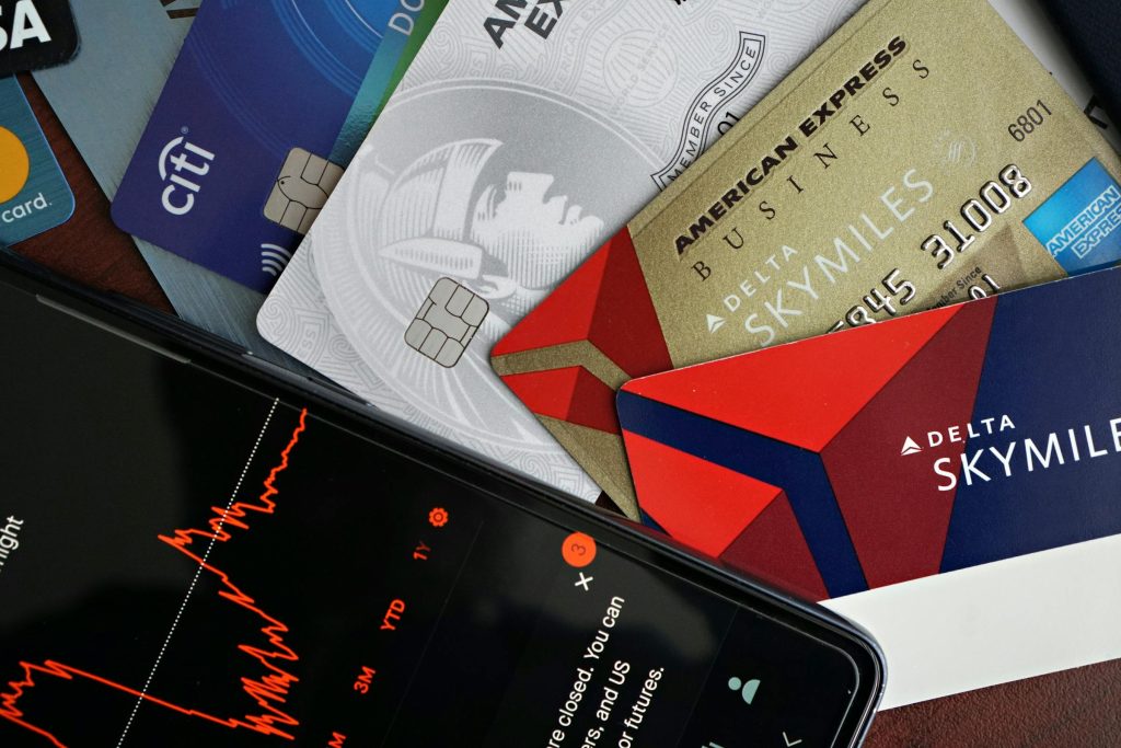 Comparative Analysis of Credit Cards: Features and Perks from Major Hungarian Banks like CIB, Gránit, and MBH Bank - Cartões de credito da Hungria